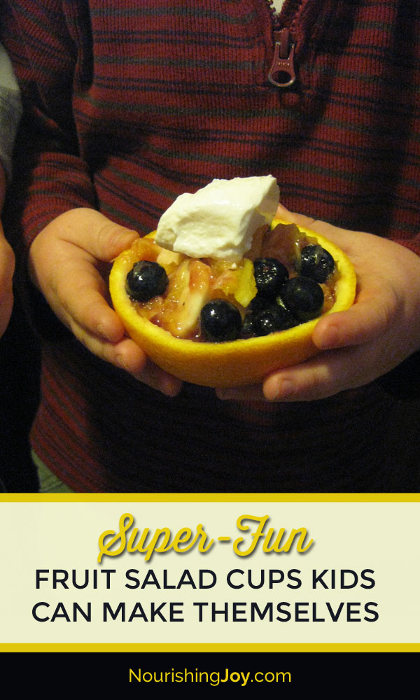 Fruit salad cups that kids can make themselves! What a great way to get them involved at snacktime, breakfast time, or dessert time!