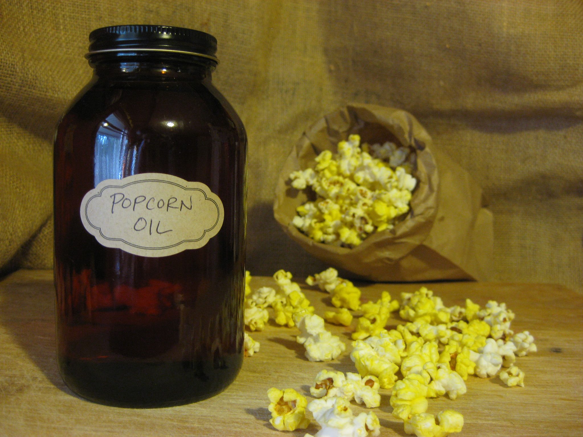 Make your own healthy DIY popcorn oil for delicious popcorn!
